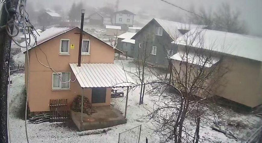 Bahar ortasında kar sürprizi! İstanbul'un yanı başı beyaza büründü