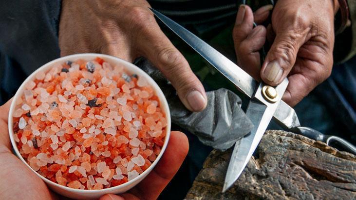 Makası çöpe attırmayan yöntem! Biraz kaya tuzu serpin, farkı görün