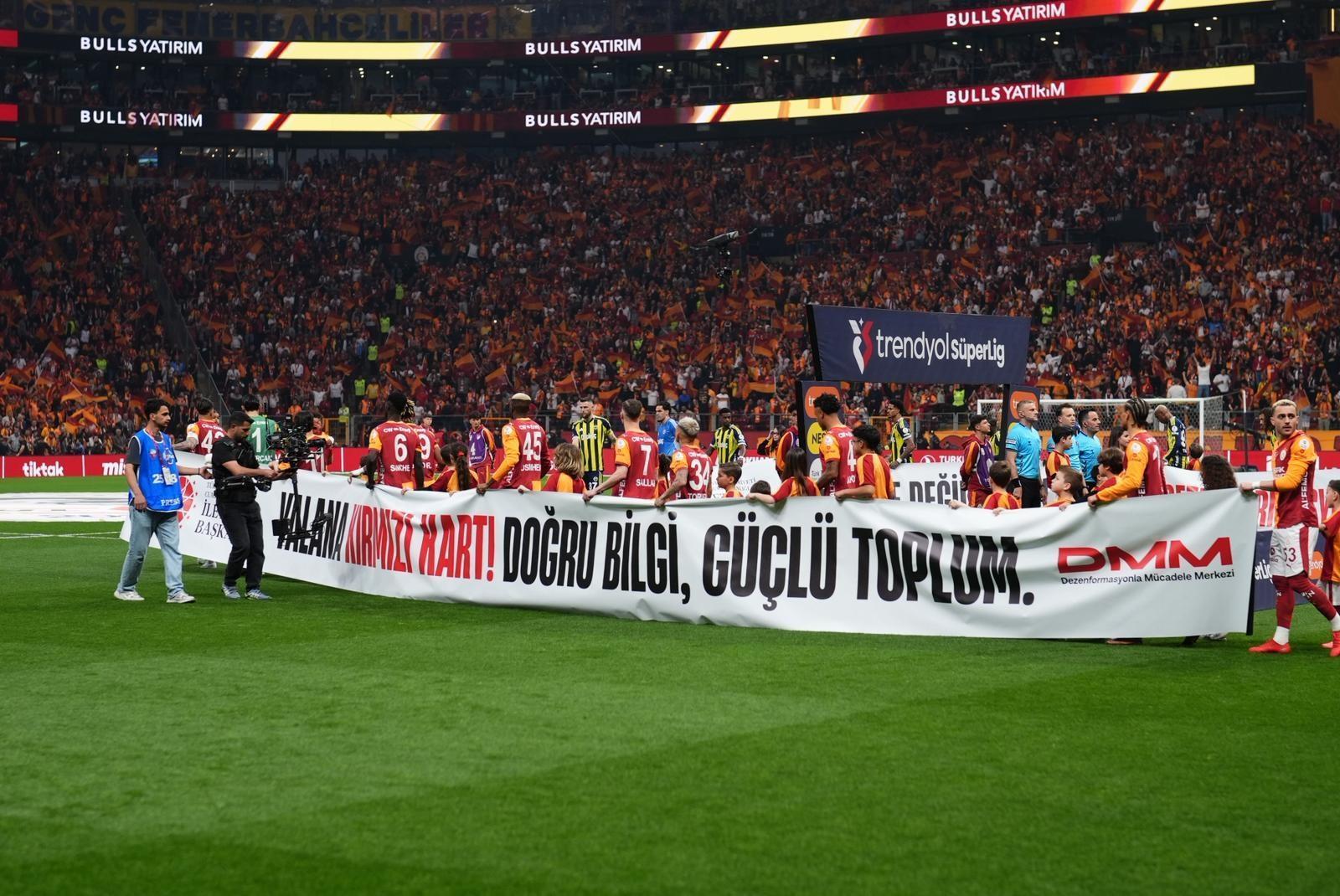 Galatasaray - Fenerbahçe derbisinde "Dezenformasyona Kırmızı Kart" Mesajı