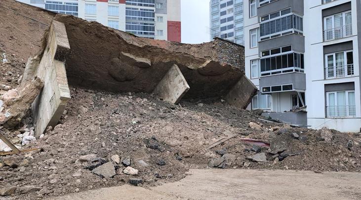 Tokat’ı sağanak vurdu, istinat duvarı çöktü! Otomobil toprakla birlikte sürüklendi