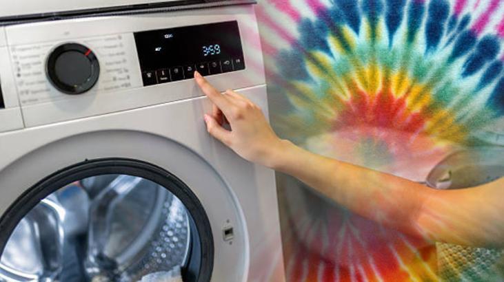 Çamaşır makinesinde elbise boyanır mı? Soğuk su sıcak ütü sabitliyor