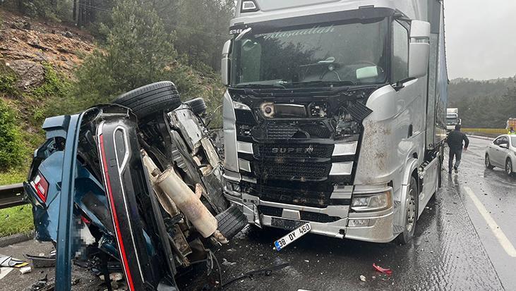 TIR karşı şeride uçtu, ortalık savaş alanına döndü! 1 ölü, 5 yaralı
