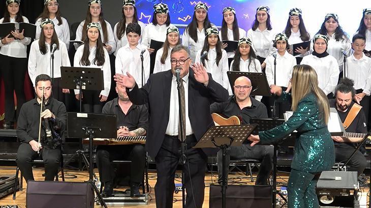 Okul müdürünün söylediği şarkıyı milyonlar izledi! Profesyonel kaydı da ortaya çıktı