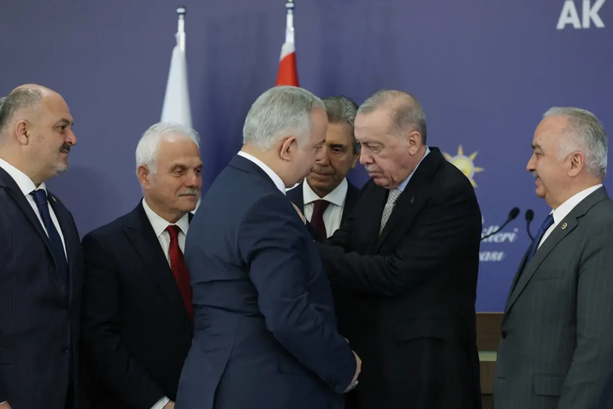 7 belediye başkanı AK Parti'ye katıldı! Erdoğan rozetlerini bizzat taktı