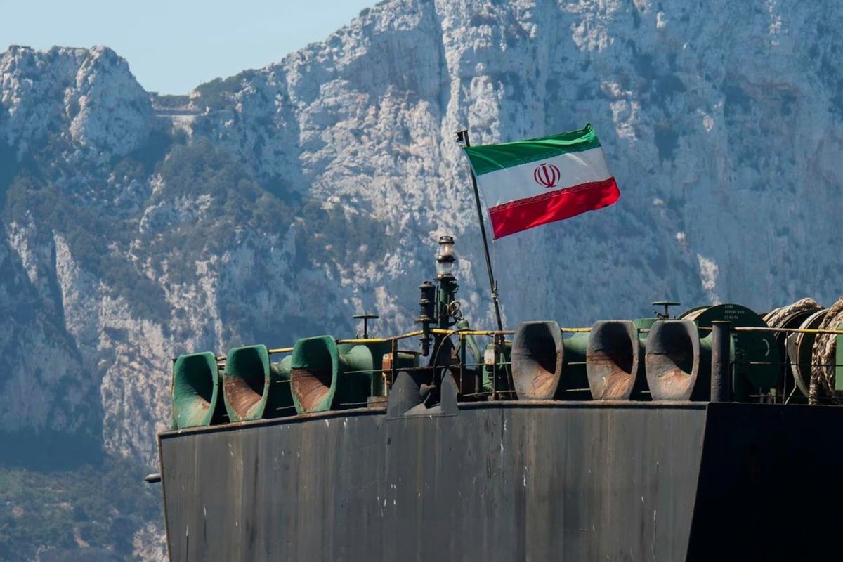 Hürmüz'de gerginlik zirvede! İran gemisi ABD ablukasını deldi