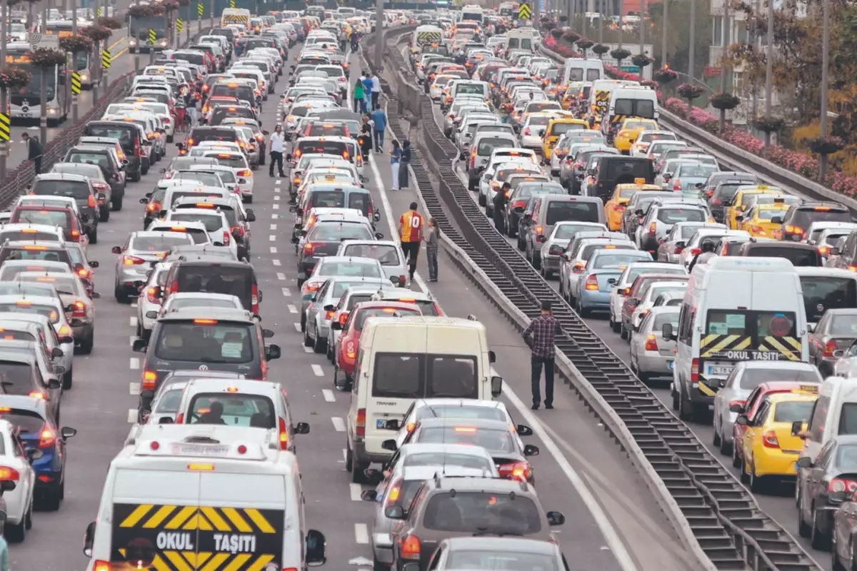 Benzine bu gece 83 kuruşluk yeni bir indirim geliyor