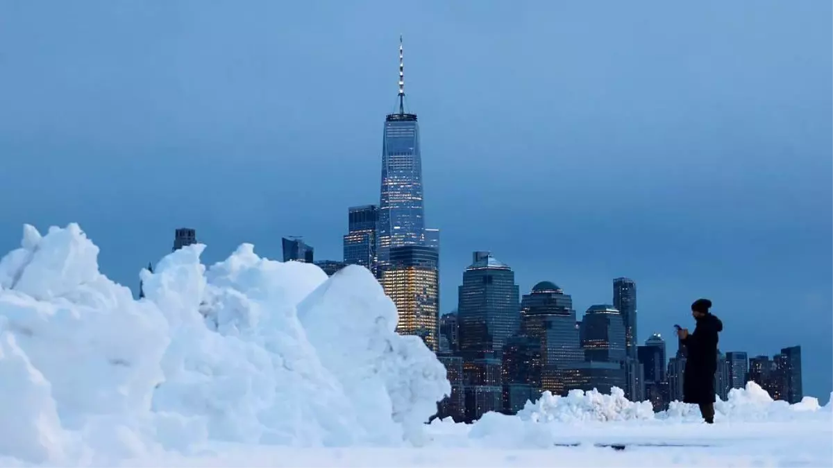 New York'ta rekor kar: Beş binden fazla uçuş iptal edildi