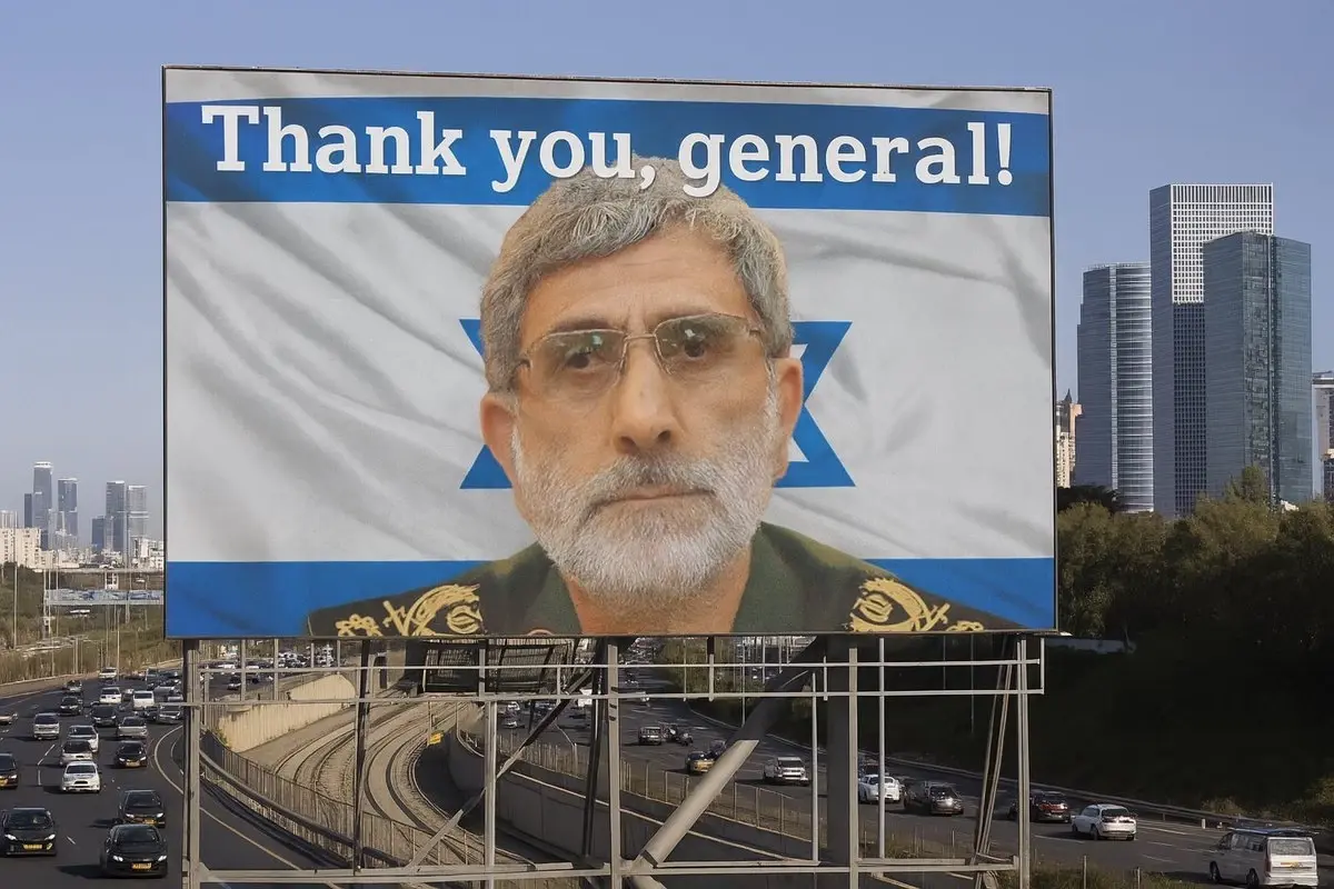 Hainlikle suçlanan İranlı komutanın fotoğrafı Tel Aviv'e asıldı