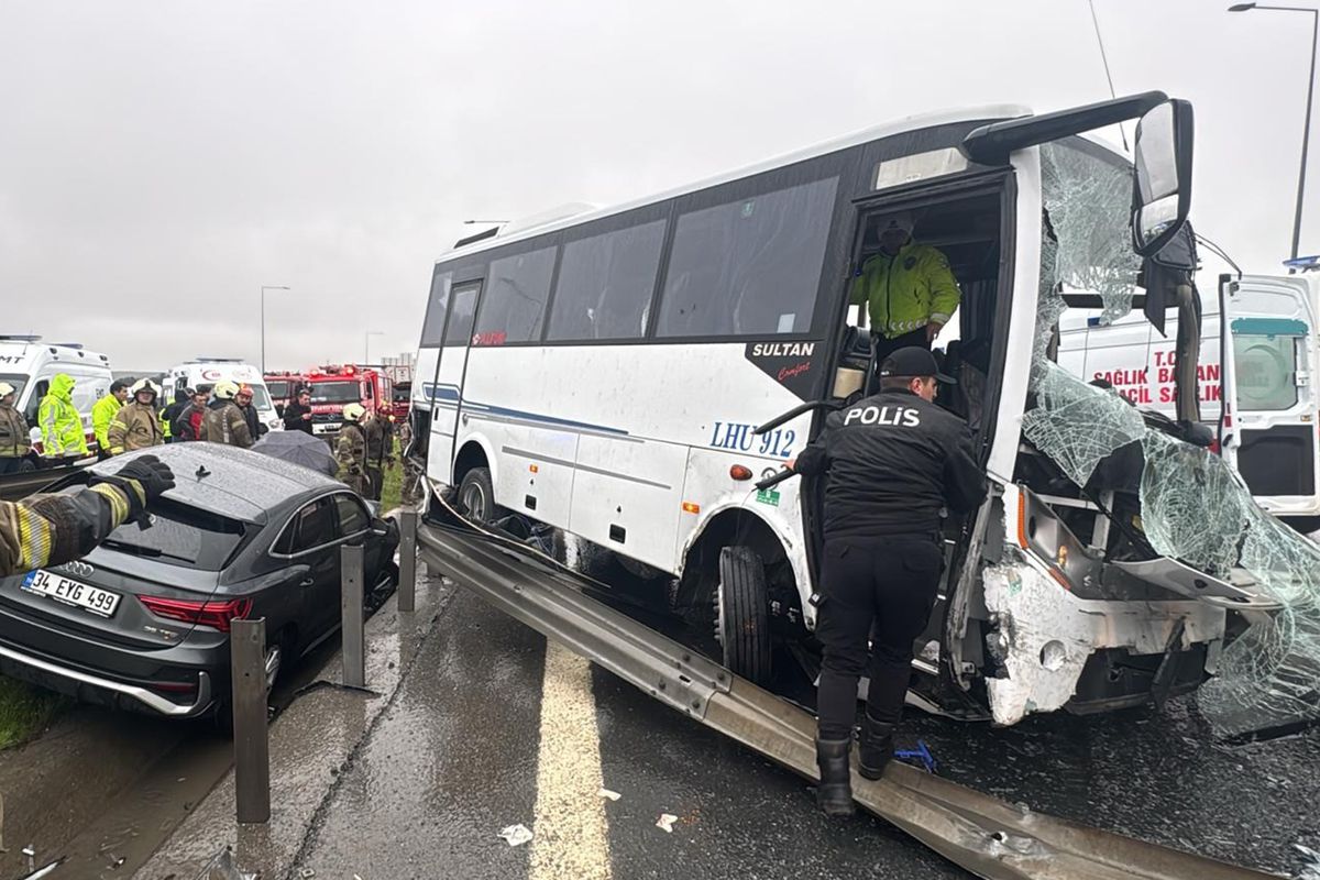 İstanbul'da polis servisinin de karıştığı zincirleme kaza: 1 polis şehit oldu, 16 kişi yaralandı