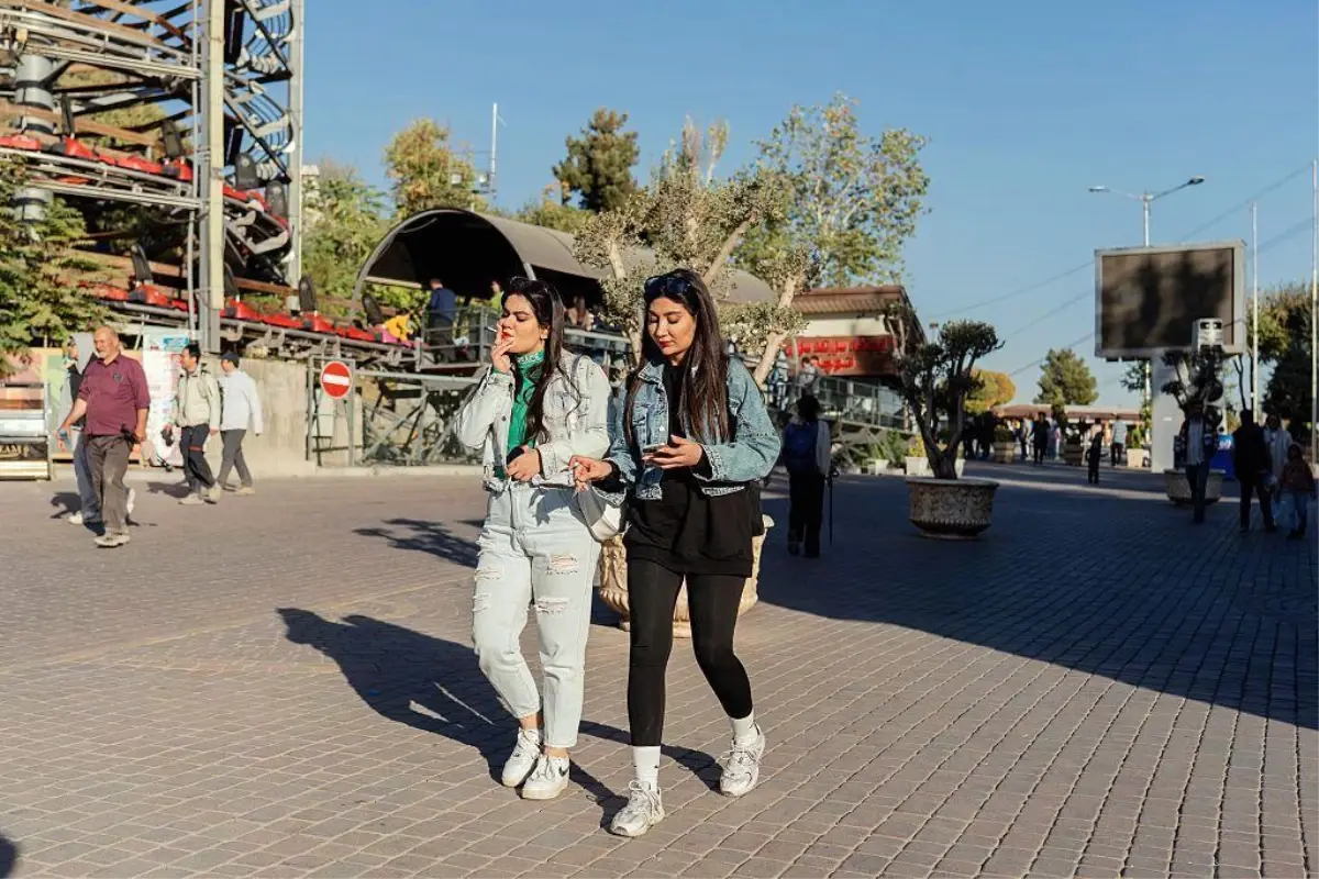 'Koşarak meydan okudum': İranlı yüzlerce kadın, maratonu başörtüsüz tamamladı