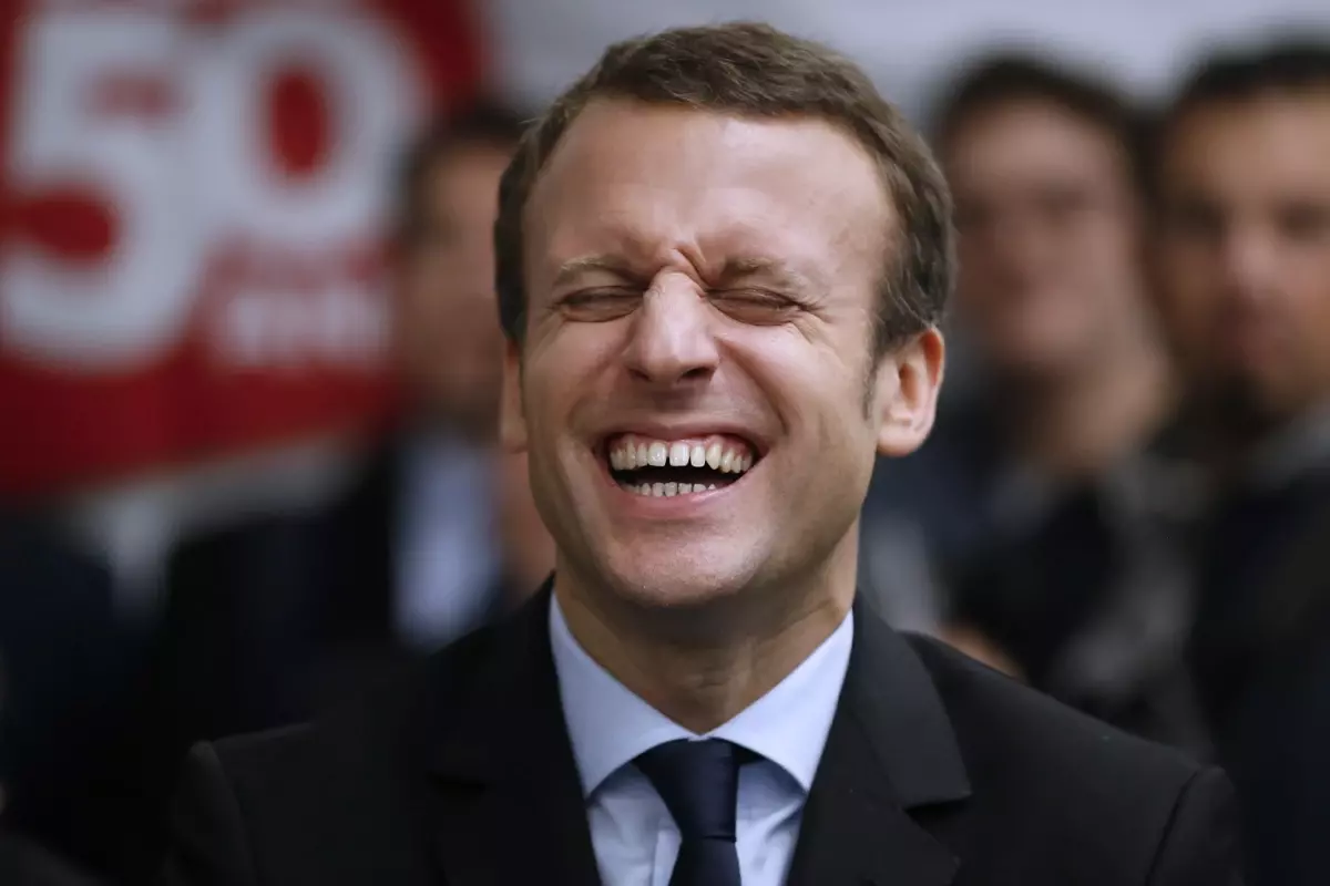 Muhabirle kafa bulmuştu! Bu fotoğraf Macron'u epey zora sokacak