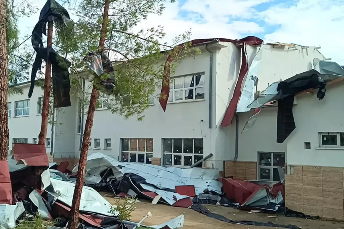 Öğrenciler dersteyken fırtına nedeniyle okulların çatısı uçtu! Eğitime 2 gün ara verildi