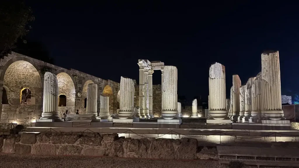 Akdeniz’de 40 derece sıcaklığa tarihi alternatif: Side Antik Kenti’nde gece mesaisi başladı!