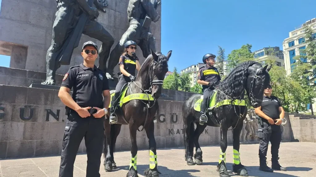 Ankara’da NATO Zirvesi öncesi atlı polisler devriye yaptı