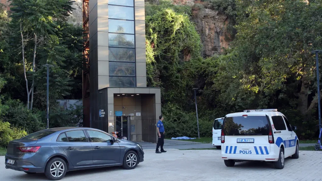 Antalya’da bir kişi panaromik asansörden düşerek hayatını kaybetti