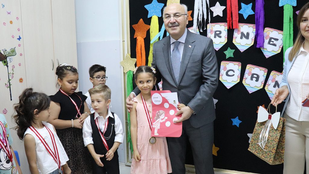 Denizli’de 180 bin öğrenci karne sevinci yaşadı
