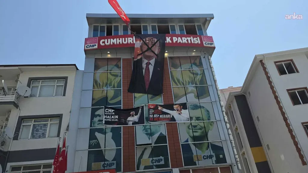 Kemal Kılıçdaroğlu fotoğrafının üzerinde ‘Hain’ yazan dev poster Malatya il binasına asıldı