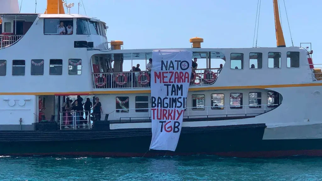 Vapurda ‘NATO mezara, tam bağımsız Türkiye’ pankartı açanlar serbest bırakıldı