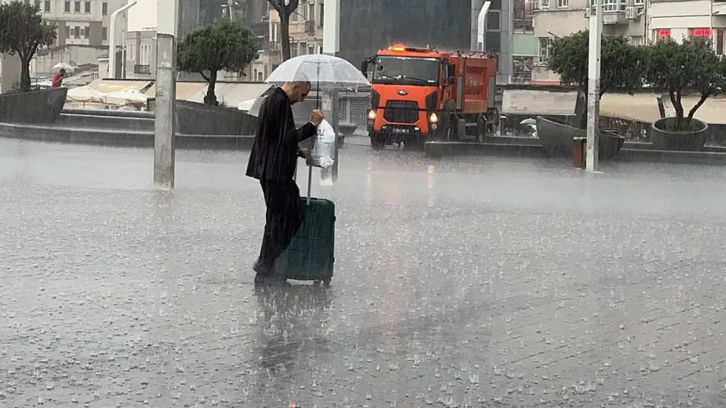 AKOM gün gün açıkladı: Yağışlı hava İstanbul’u terk etmiyor