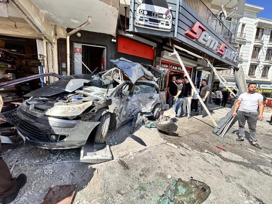 Ankara’da EGO dehşeti! Kontrolden çıkıp iş yerine daldı: 7 yaralı