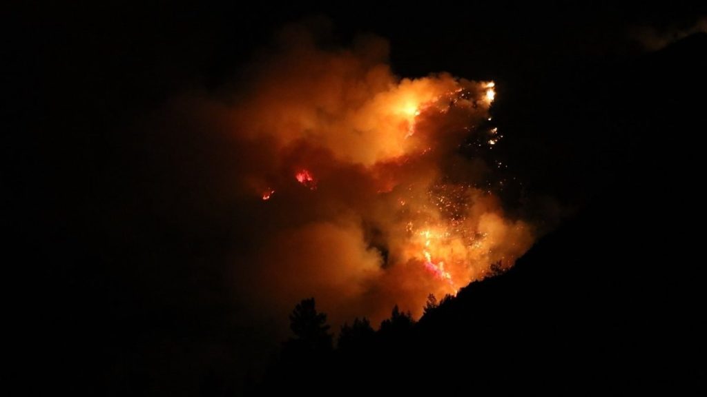 Antalya, Kaş’taki orman yangınında gece mesaisi: Hava araçları çekildi, mücadele karadan sürüyor