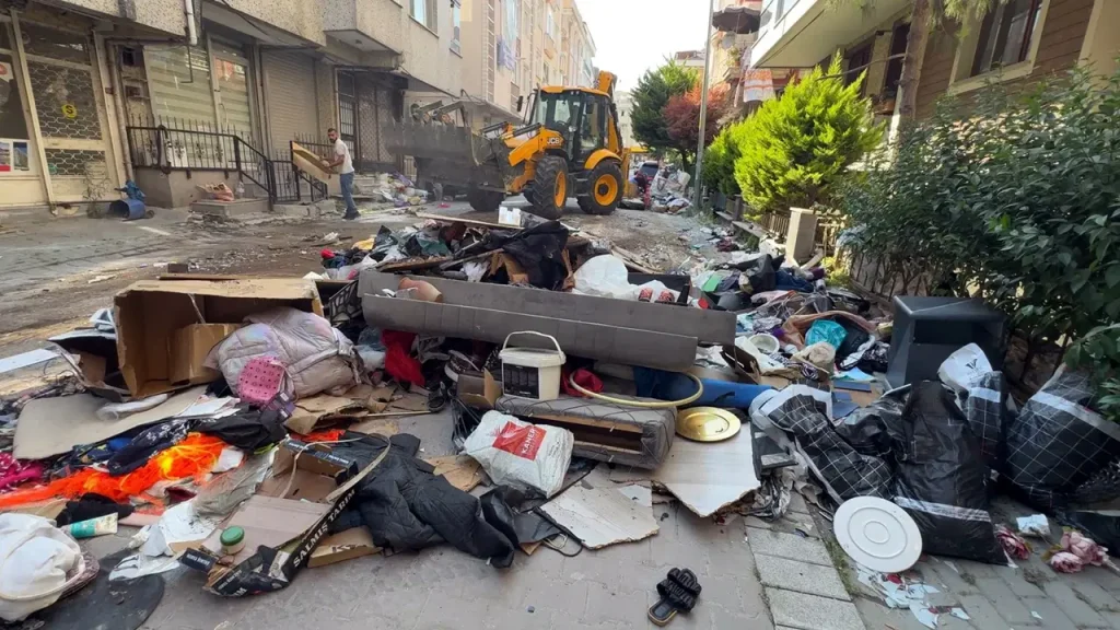 Cezaevinde olduğu için 7 aydır kira ödeyemedi: Ev sahibi eşyaları sokağa attı