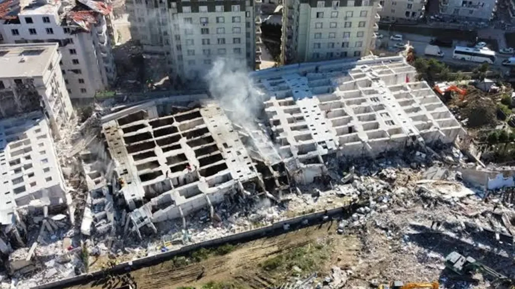 Depremde yıkılan Rönesans Rezidans’ın tazminat davasında kritik ‘bilirkişi’ raporu: ‘Kamu kurumları yüzde 20 kusurlu’