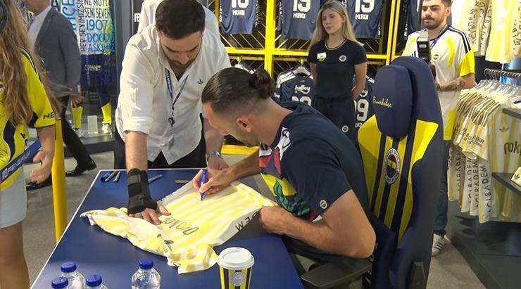 Fenerbahçe taraftarından Vedat Muriqi’nin imza gününe yoğun ilgi!