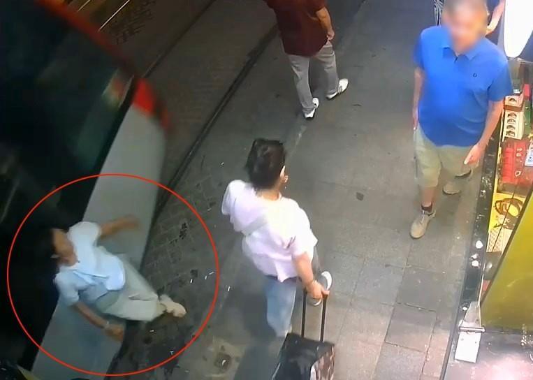 İstanbul’da tramvay yayaya çarptı! Kaza kamerada: Bölge esnafından dikkat çeken iddia