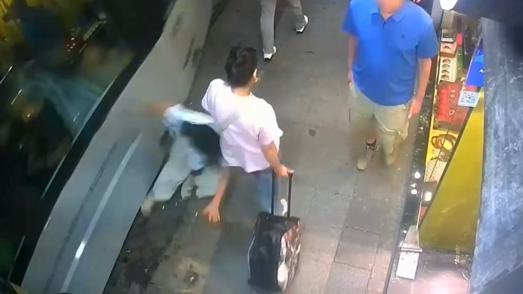 İstanbul’da tramvayın kadına çarpması esnafı isyan ettirdi: İBB denetimsiz, sürücüler hızlı