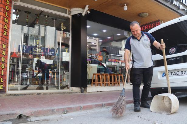 İzmir’de çöp süpürürken söylediği şarkılar hayatını değiştirdi! Milyonlar onu dinledi