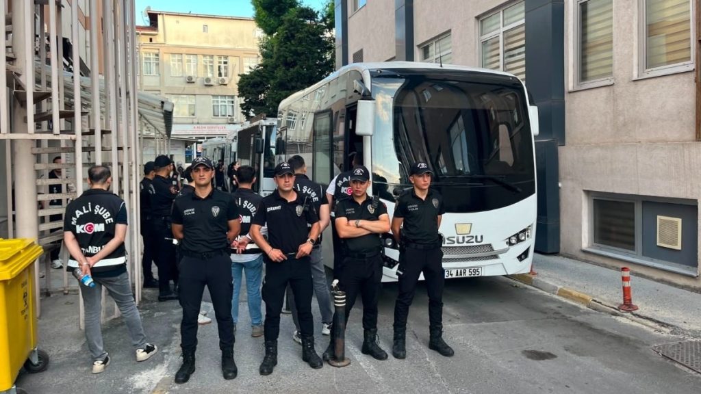 İzmit Belediyesi’ne yönelik soruşturmada 30 şüpheli adliyede
