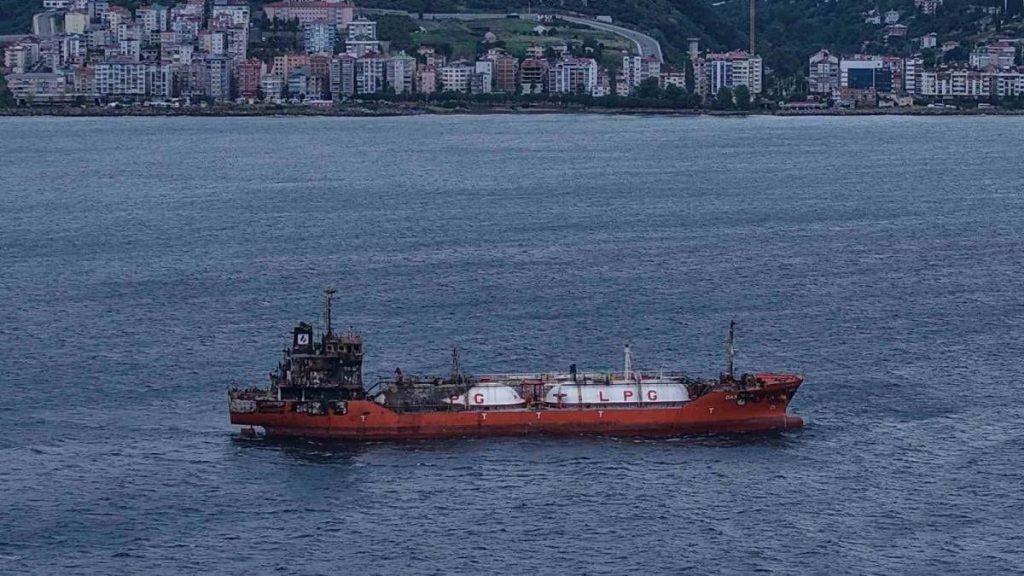 Karadeniz’de drone saldırılarında hasar alan gemi Trabzon’da