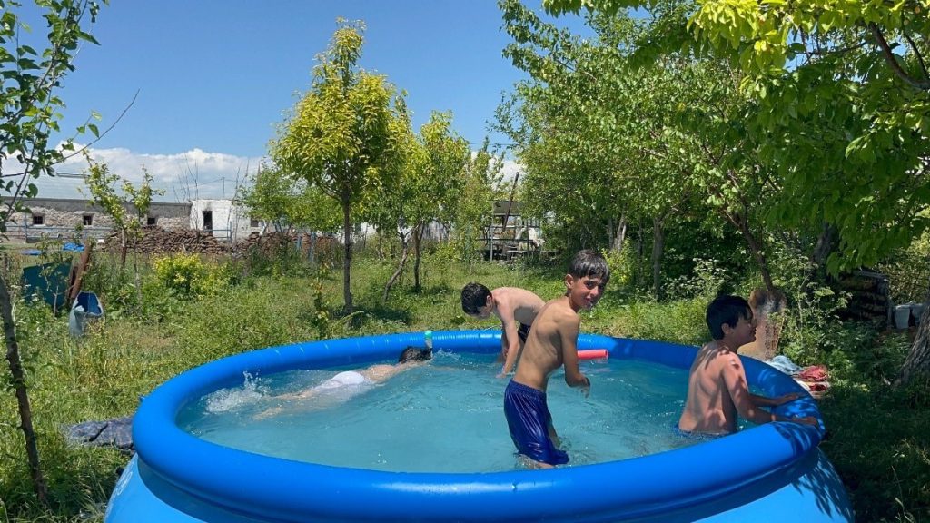 Karslı çocuklar harçlıklarını birleştirdi, hayallerine yüzdü