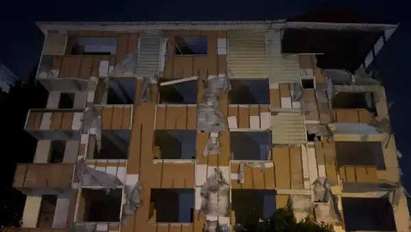 Kartal’da tahliye edilen 5 katlı binanın balkonları ve duvarı çöktü