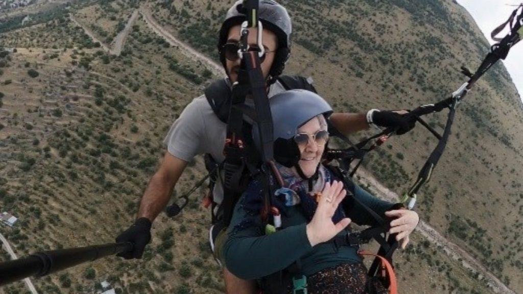 Kayseri’de  Türkan Teyze’nin paraşüt heyecanı