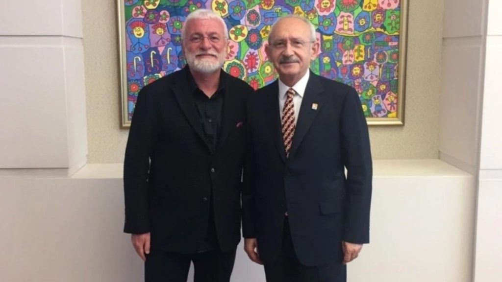 Kılıçdaroğlu için şarkı yapan Onur Akın, Kılıçdaroğlu’nun genel başkanlığı nedeniyle CHP’den istifa etti