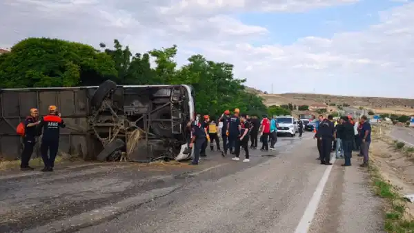 Kırıkkale’de yolcu otobüsü devrildi… Ölü ve çok sayıda kişi yaralı var: Şoför gözaltında!