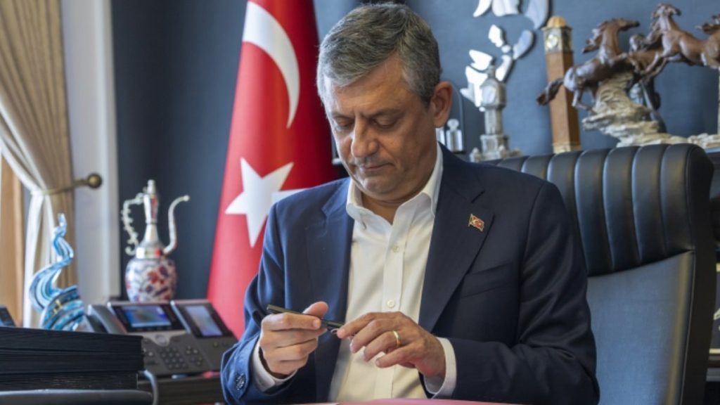 Özgür Özel, CHP’den istifa etti