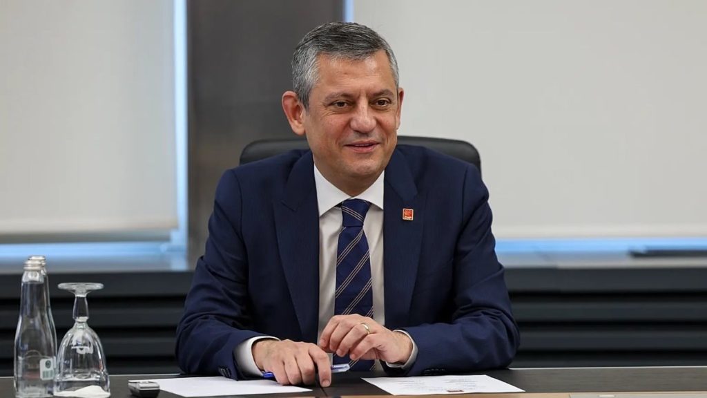 Özgür Özel yeni partisinin dilekçesini verip, cuma namazına gidecek