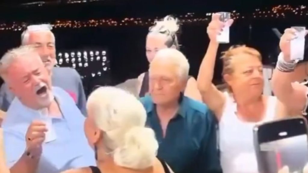 Özgür Özel’in kurduğu Yeni Parti’yi rakı ile kutladılar