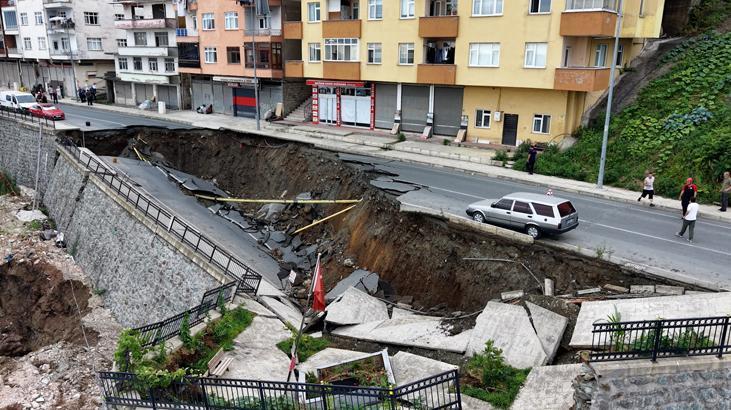 Rize’de inşaat kazısında önce istinat duvarı ardından yol çöktü! Korkunç görüntüler