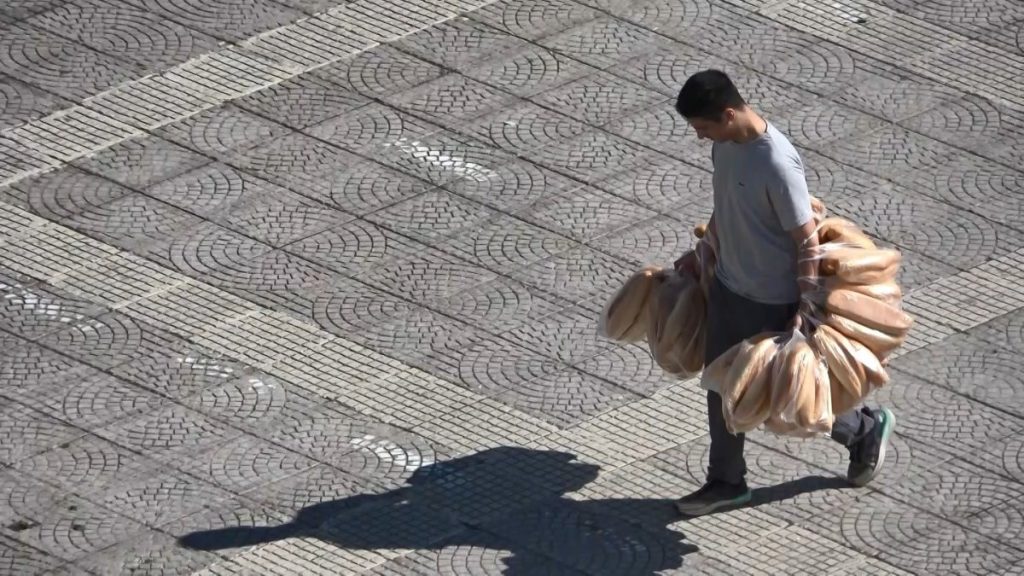 Samsun’da görenleri şaşırtan manzara: Tek seferde 100 ekmeği kollarında taşıyor