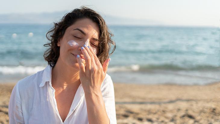 SPH 50 tek başına yeterli değil! Lekesiz bir cilt için bu hataları yapmayın