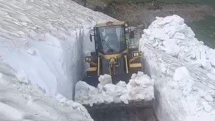 Yazın ortasında karla mücadele! Görüntüler Kars’tan