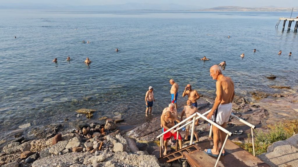 50’den 80’e Ahlatlılar güne Van Gölü’nde yüzerek başlıyor