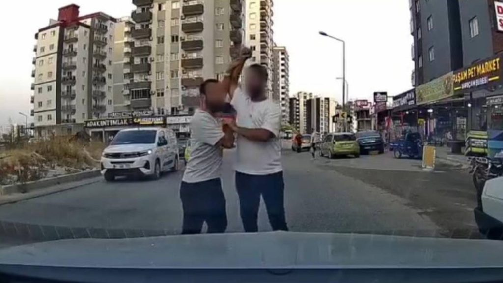 Adana’da trafikte tartıştığı sürücüye testereyle saldıran şahıs kamerada
