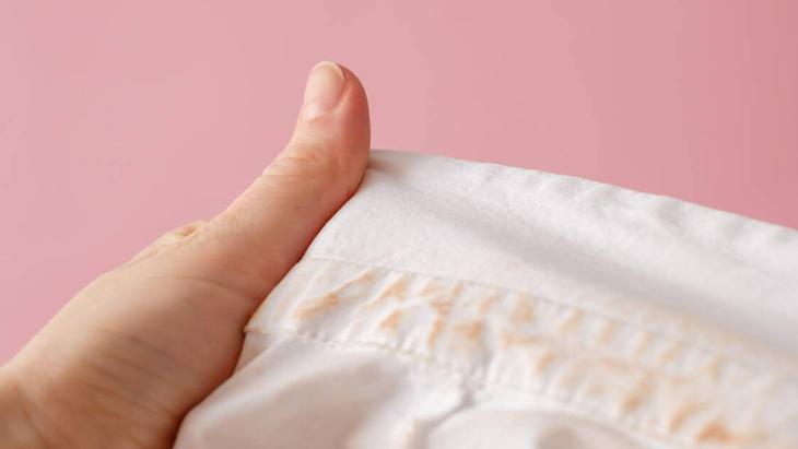 Aniden oluşan pembe lekenin sebebi buymuş! Güneş kremi çamaşır suyuyla birleşiyor