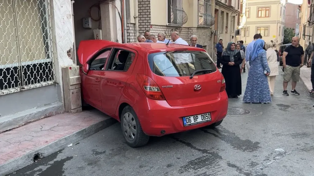 Beyoğlu’nda düğün konvoyunda kaza: Damadın amcası binaya çarptı