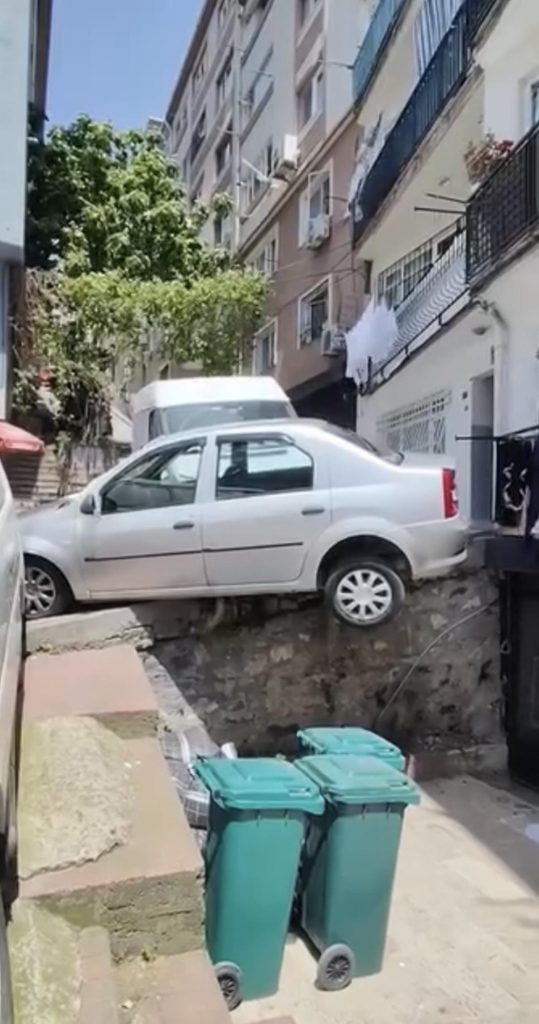 Beyoğlu’nda yokuştan kayan kargo aracı otomobile çarptı: Araç askıda kaldı